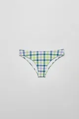 Bombacha de bikini con estampado de cuadros en tonos verde, lila y blanco.