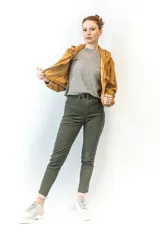Sweater gris de punto con cuello alto y diseño de trenzas verticales.