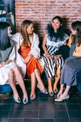 Ballerinas negras con estampado a cuadros blancos y negros, detalle de lágrima en el empeine y plantilla intercambiable de lana y piel. Modelo exclusivo de Defloresyfloreros, diseñado y fabricado en España.