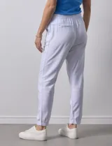 Pantalón celeste de algodón y rayón, marca Dash, con pretina elastizada, lazo de ajuste, bolsillos delanteros y bolsillos traseros simulados.