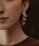 Aros colgantes con forma de cinta ondulada, color azul eléctrico, con apliques de strass.