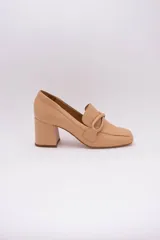 Zapato clásico de cuero azul marino, con aplique decorativo en el empeine y taco cuadrado.