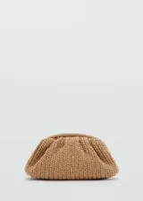 Bolso de mano tipo clutch color beige, tejido en fibra natural. Tiene asa larga desmontable para usar como bandolera, cierre a presión y forro interior.