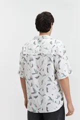 Camisa de manga corta con cuello pijama y estampado abstracto en tonos celeste, beige y blanco.