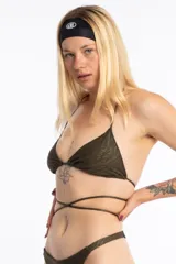 Top de bikini triangular color verde militar con estampado de cebra.