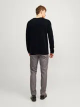 Sweater negro de punto con cuello redondo y mangas largas.