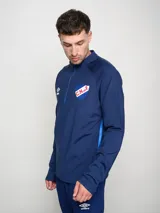 Buzo de entrenamiento azul marino con medio cierre y logo del club, diseñado para hombres.