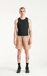 Short de baño color beige, de calce regular, con elástico en la cintura y cordón para ajustar.