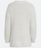 Suéter blanco de punto trenzado con cuello redondo y mangas largas.