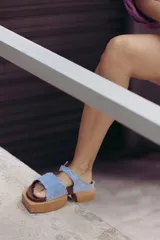 Sandalia de plataforma con diseño en denim y suela de goma en color beige.