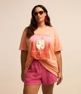 Remera de algodón color durazno con cuello redondo y mangas cortas. Estampa frontal de un cocktail con apliques de lentejuelas.