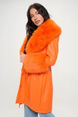 Tapado largo de cuero vegano color naranja con cuello y puños de piel sintética naranja.