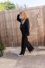 Buzo canguro negro de jogging con capucha y bolsillo delantero.