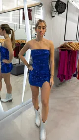 Minivestido azul eléctrico con lentejuelas, strapless, ajustado al cuerpo y con abertura en la pierna.
