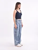Musculosa tejida azul oscuro con breteles anchos y escote en V.