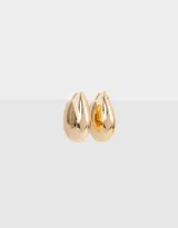 Aros tipo argolla dorados, estilo chunky.