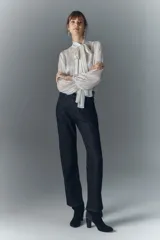 Pantalón de jean negro con corte recto y apliques brillantes.