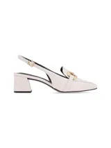 Zapato mule de cuero napa color blanco hueso, con punta cuadrada, taco cuadrado forrado y ornamento metálico dorado.