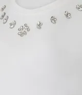 Remera blanca de viscosa con cuello redondo, mangas cortas y apliques de strass en el cuello.