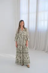 Vestido largo de corte holgado con estampado de cebra en tonos verde oliva y blanco. Tiene cuello en V y mangas 3/4.