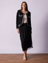 Falda midi de tul bordado color negro, con pretina elastizada.