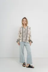 Camisa beige con estampado boho en negro, corte relajado, mangas largas con puño elástico y botones frontales.