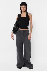 Musculosa negra ajustada al cuerpo, de algodón con lycra y escote redondo.