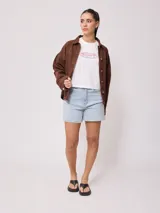 Campera marrón de algodón con cuello camisero, cierre con botones a presión, bolsillos frontales y corte holgado.