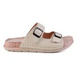 Sandalias bajas color rosa, con doble tira en el empeine y hebillas metálicas.