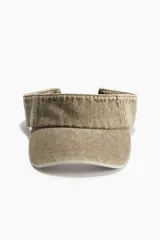 Visera de algodón color beige con cinta antitranspirante y cierre ajustable con velcro en la parte trasera.