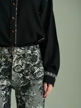 Camisa celeste de algodón con corte clásico y caída suelta. Presenta vivos en cuadrillé trazados en puños, canesú de la espalda y al pie del cuello.