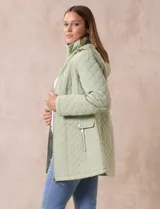 Campera capitoneada verde claro, marca Gallery, con abertura central con cierre, bolsillos delanteros y capucha desmontable. Forro interno a tono.