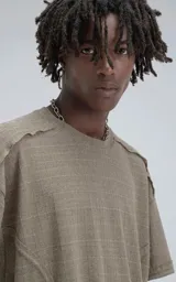 Remera manga corta color verde militar con cuello redondo y calce regular con recorte en espalda, realizada en algodón premium muy suave al tacto.