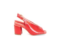 Zapato de charol rojo con punta cuadrada, escote en el empeine, tira trasera con hebilla y taco cuadrado.