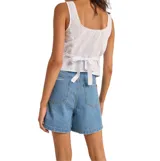 Bermuda de denim azul, de corte recto y tiro alto, ideal para la temporada.