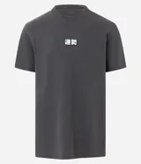 Remera gris de algodón, corte comfort, cuello redondo y manga corta. Presenta un pequeño estampado con letras japonesas en el centro del pecho.