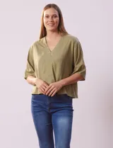 Blusa color verde oliva de lyocell, marca Cyrus, con escote en V y mangas 3/4.