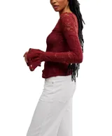 Blusa de encaje color borgoña, de mangas largas y corte ajustado.