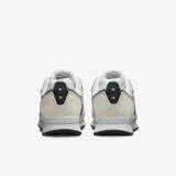 Championes Nike Venture Runner negros con detalles en blanco.