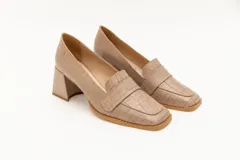 Zapato de cuero color beige con textura croco, taco cuadrado y detalle de apliques dorados.
