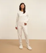 Conjunto de pijama largo de plush con estampado de cuadros, compuesto por una blusa de manga larga y un pantalón.