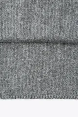 Bufanda rectangular color negro.