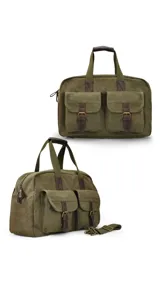 Bolso tipo duffel de lona color beige con detalles en cuero marrón. Tiene doble asa de mano y correa bandolera ajustable y desmontable. Cuenta con cierre superior, bolsillos frontales con hebilla y bolsillos internos.