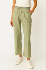 Pantalón de algodón color verde oliva con finas rayas verticales blancas, corte holgado, tiro alto y bolsillos laterales.