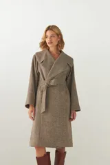 Tapado largo con cinto, con cuello solapa y diseño con textura en tonos marrones.