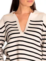 Sweater de punto color crema con rayas horizontales negras, cuello polo con escote en V y mangas largas.