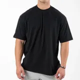 Remera negra de algodón con cuello redondo y estampado con la palabra "PERSISTENCE" en la espalda.