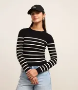 Blusa de viscosa con cuello redondo y mangas largas, con rayas horizontales blancas sobre fondo negro.