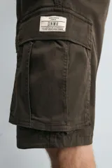 Bermuda cargo de algodón color marrón oscuro, tiro medio, corte regular, con bolsillos laterales de parche con solapa y bolsillos traseros de vivo.