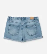 Short de jeans azul claro, estilo mom, tiro alto, con bajo doblado y recortes en los bolsillos.